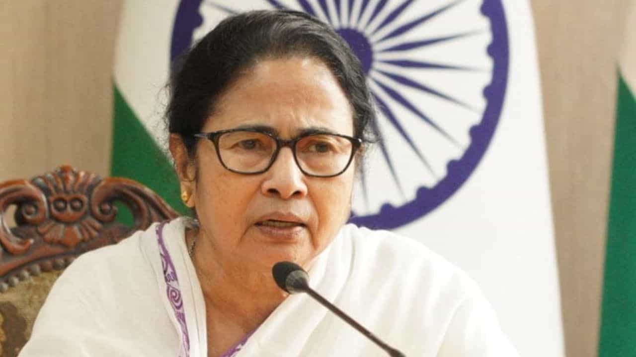Mamata Banerjee: সরকারি কাজে অসহযোগিতা বা গাফিলতি প্রমাণ হলেই বরখাস্ত! কড়া বার্তা মমতার Mamata Banerjee: সরকারি কাজে অসহযোগিতা বা গাফিলতি প্রমাণ হলেই বরখাস্ত! কড়া বার্তা মমতার