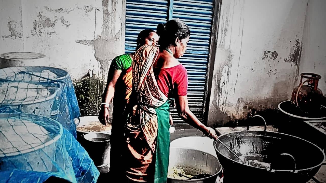 Mid Day Meal: কীভাবে রান্না হচ্ছে বাচ্চাদের মিড ডে মিল! ভয়ঙ্কর অভিযোগ উঠে আসতেই হইহই কাণ্ড