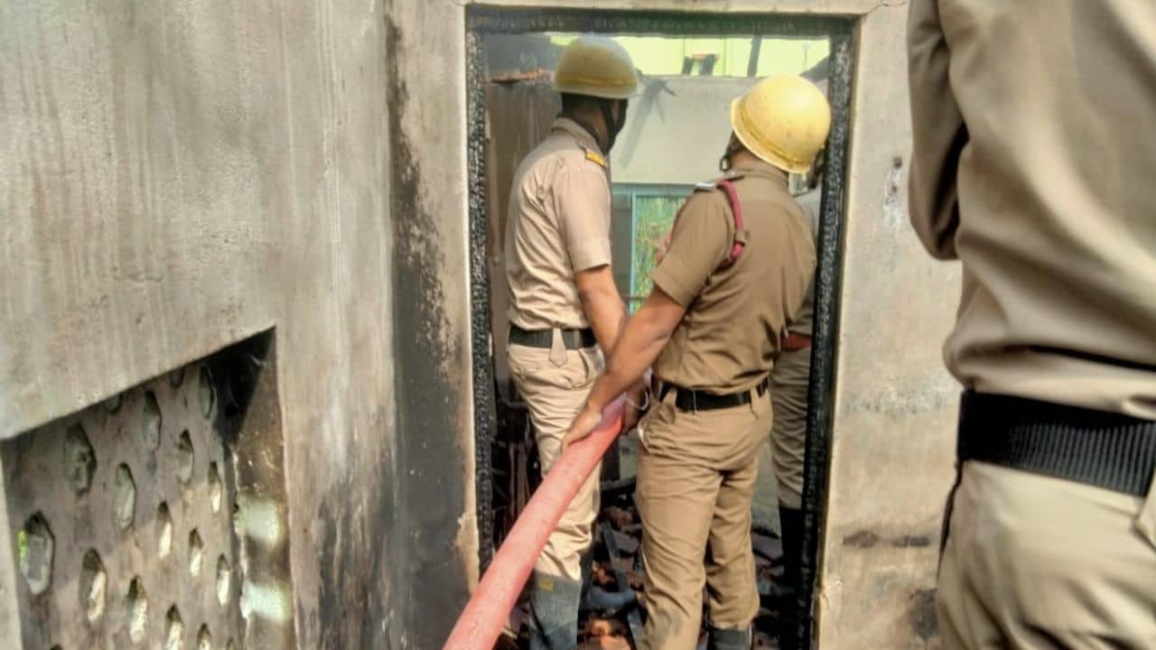 Newtown Tragic Death: নিউটাউনে দাউদাউ করে জ্বলল বাড়ি, বৃদ্ধা মাকে বাঁচাতে গিয়ে অগ্নিদগ্ধ ছেলে