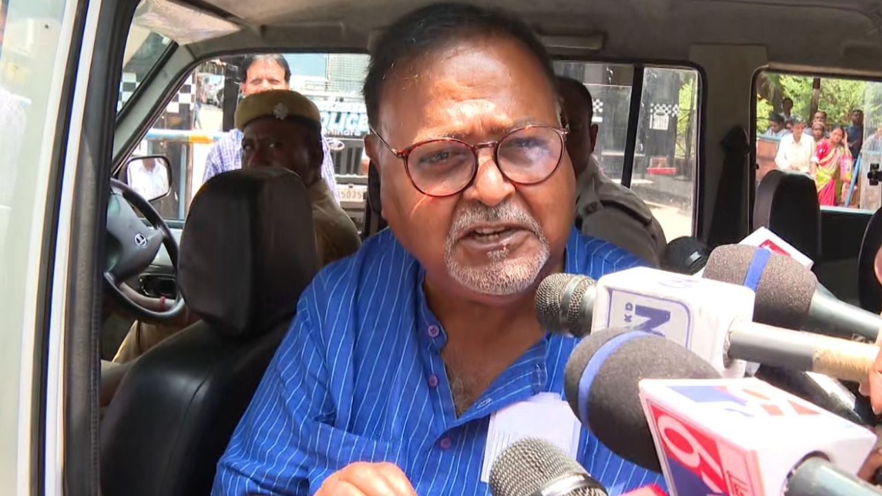 Partha Chatterjee: বাড়িতে বসেই চিকিৎসা করাতে চান, এবার নতুন আবদার পার্থর Partha Chatterjee: বাড়িতে বসেই চিকিৎসা করাতে চান, এবার নতুন আবদার পার্থর