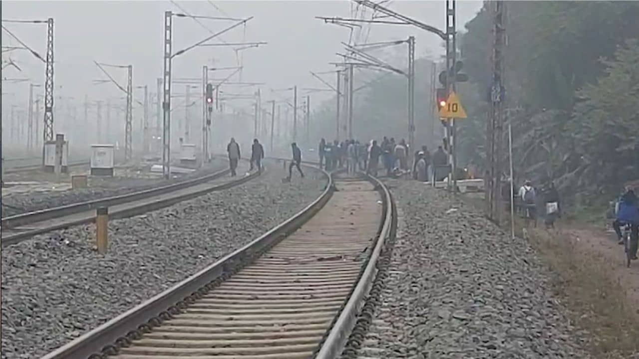 Goods Train Derail: সাত সকালে দুর্ভোগে রেলযাত্রীরা, লাইনচ্যুত মালগাড়ি, বন্ধ আপ লাইন