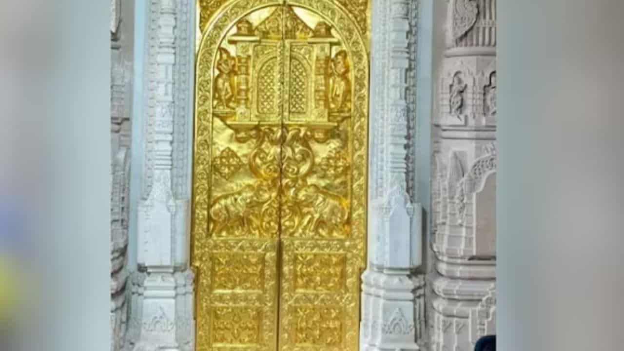Ayodhya Ram Mandir: সোনায় মুড়ছে রাম মন্দির, এই দরজা দিয়েই গর্ভগৃহে পা দেবেন রামলালা Ayodhya Ram Mandir: সোনায় মুড়ছে রাম মন্দির, এই দরজা দিয়েই গর্ভগৃহে পা দেবেন রামলালা
