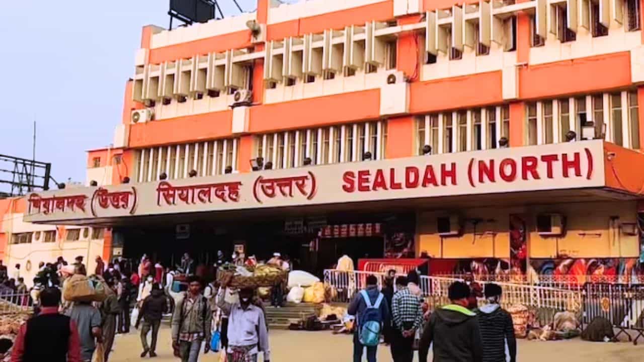 Sealdah Station: শিয়ালদহ স্টেশন থেকে গ্রেফতার সন্দেহজনক রোহিঙ্গা, কীভাবে ঢুকেছিল বাংলায় Sealdah Station: শিয়ালদহ স্টেশন থেকে গ্রেফতার সন্দেহজনক রোহিঙ্গা, কীভাবে ঢুকেছিল বাংলায়
