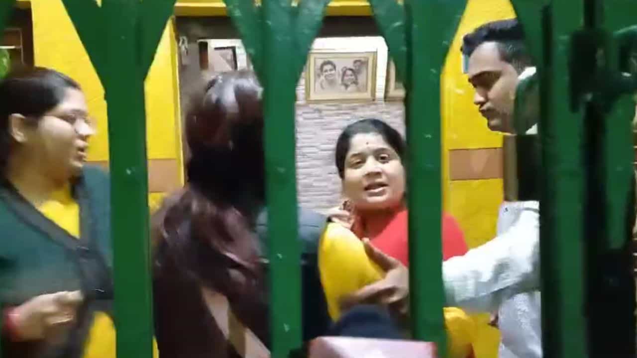 Ration Scam Arrest: বালু নাম বলেছে বলেই শঙ্কর গ্রেফতার, দাবি শ্রীমতী আঢ্যর Ration Scam Arrest: বালু নাম বলেছে বলেই শঙ্কর গ্রেফতার, দাবি শ্রীমতী আঢ্যর