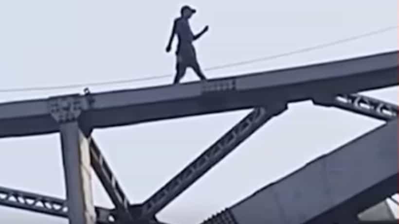 Man Tried to Jump from Bridge: পার্ক সার্কাস ব্রিজ থেকে ঝাঁপ দেওয়ার চেষ্টা, বিরিয়ানির টানে শেষ অবধি করলেন সিদ্ধান্ত বদল!