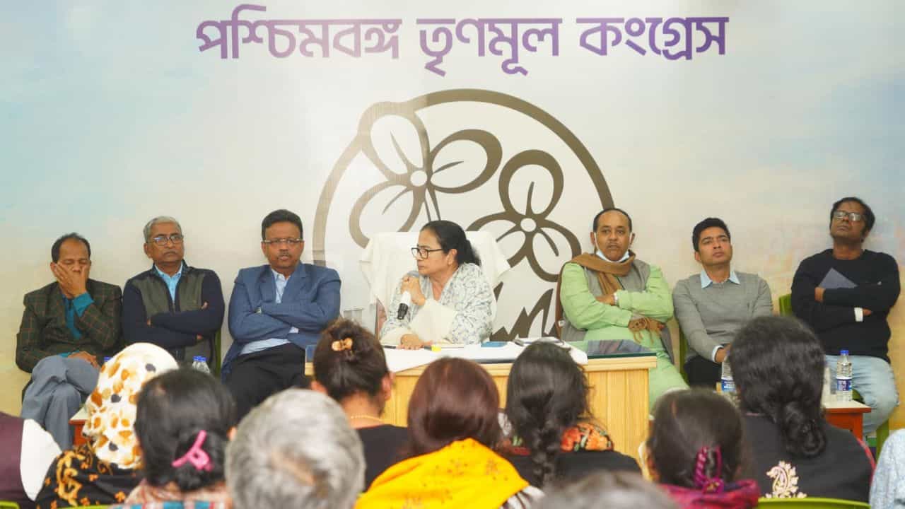 TMC: তৃণমূলের রুদ্ধদ্বার বৈঠক 'গরম' হল মুর্শিদাবাদের গোষ্ঠীকোন্দল ঘিরে, 'ধমক' খেলেন হুমায়ুন TMC: তৃণমূলের রুদ্ধদ্বার বৈঠক 'গরম' হল মুর্শিদাবাদের গোষ্ঠীকোন্দল ঘিরে, 'ধমক' খেলেন হুমায়ুন