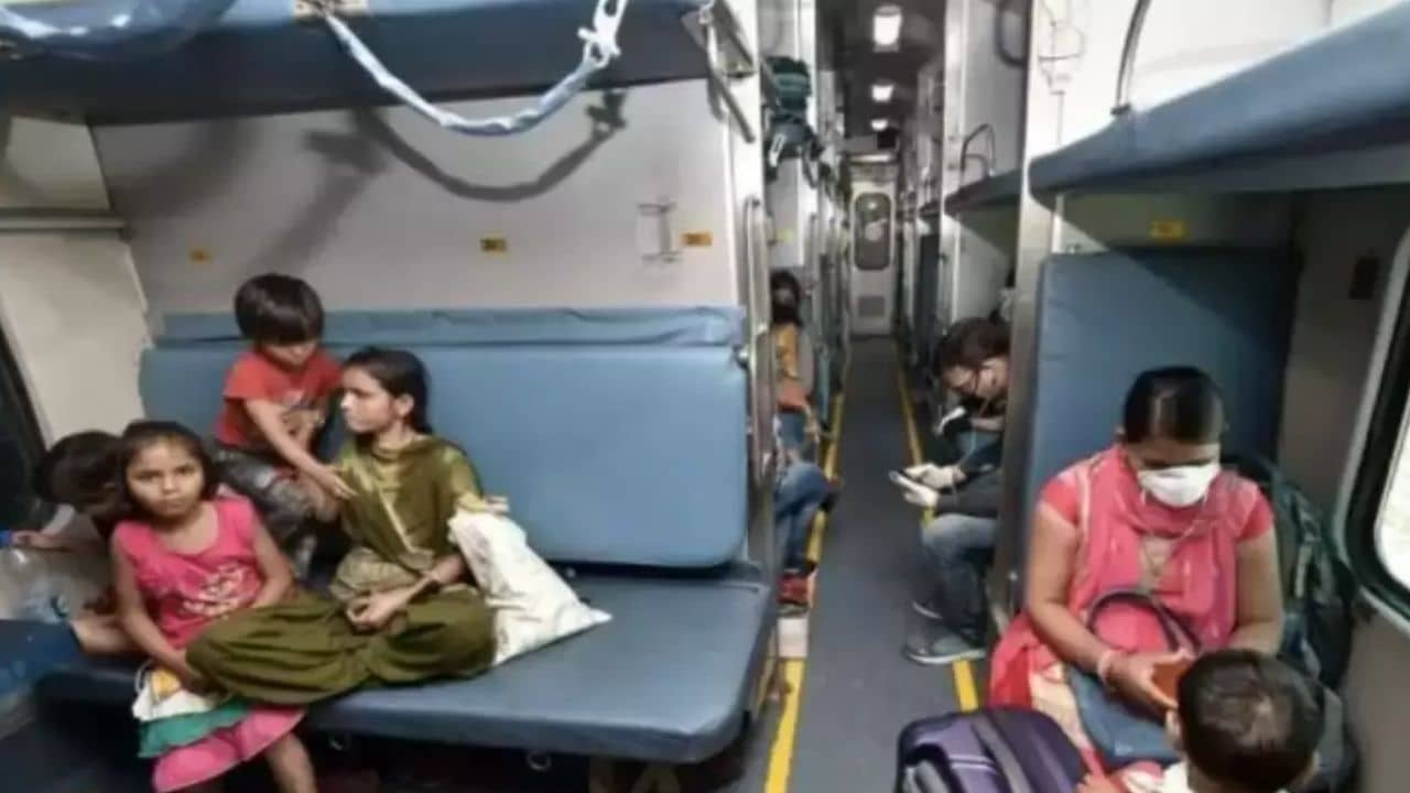 Rail Helpline Number: চলন্ত ট্রেনে হঠাৎ অসুস্থবোধ করছেন? এই নম্বরে ফোন করলেই সাহায্য পাবেন