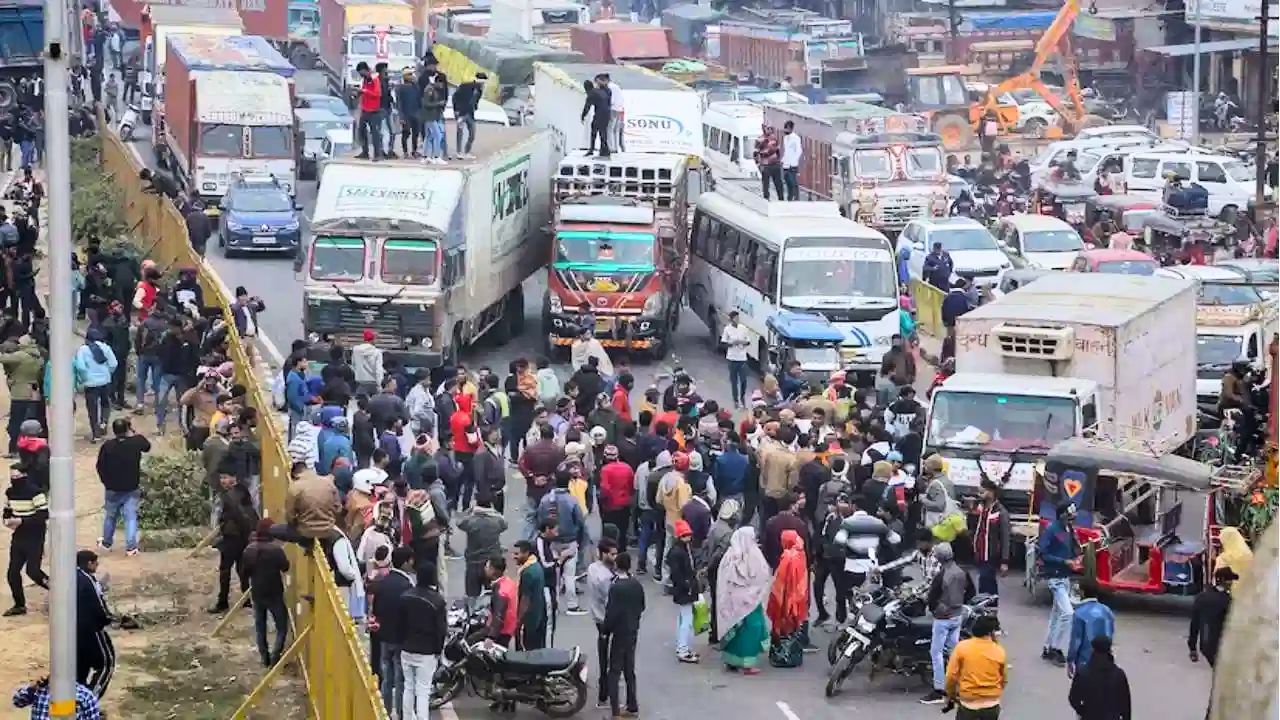 Hit and Run Rule: ট্রাকচালকদের বিক্ষোভের মধ্যেই আশার আলো দেখাল কেন্দ্র, কাটতে চলেছে জট Hit and Run Rule: ট্রাকচালকদের বিক্ষোভের মধ্যেই আশার আলো দেখাল কেন্দ্র, কাটতে চলেছে জট