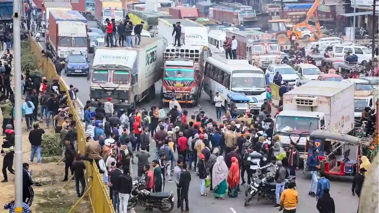 Hit and Run Rule: ট্রাকচালকদের বিক্ষোভের মধ্যেই আশার আলো দেখাল কেন্দ্র, কাটতে চলেছে জট Hit and Run Rule: ট্রাকচালকদের বিক্ষোভের মধ্যেই আশার আলো দেখাল কেন্দ্র, কাটতে চলেছে জট