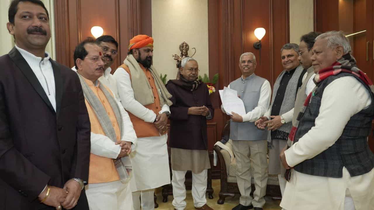Bihar Government: বিহারে গঠন নতুন সরকার, বিকেলেই শপথ নীতীশ ও ২ উপমুখ্যমন্ত্রীর Bihar Government: বিহারে গঠন নতুন সরকার, বিকেলেই শপথ নীতীশ ও ২ উপমুখ্যমন্ত্রীর