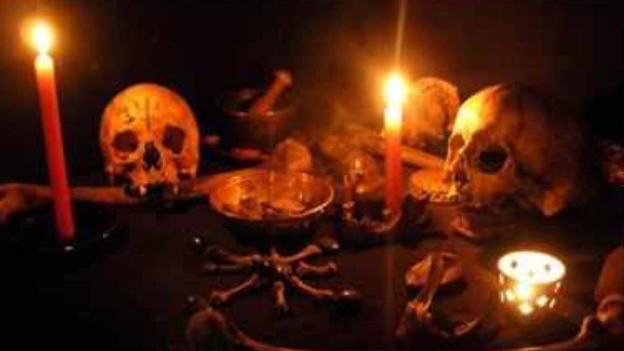 Black Magic: কালাজাদু করলে ফিরে আসবে এক্স বয়ফ্রেন্ড, জ্যোতিষীকে ৮ লক্ষ টাকা দিয়ে হাত কামড়াচ্ছেন যুবতী