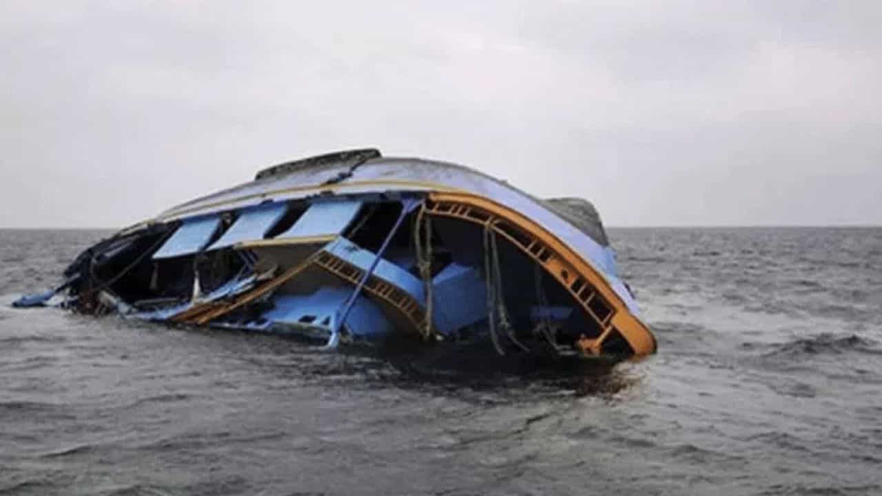 Boat Capsized: মাঝ নদীতে গিয়ে টালমাটাল নৌকা, ডুবে ৭ যাত্রীর মৃত্যুর আশঙ্কা Boat Capsized: মাঝ নদীতে গিয়ে টালমাটাল নৌকা, ডুবে ৭ যাত্রীর মৃত্যুর আশঙ্কা