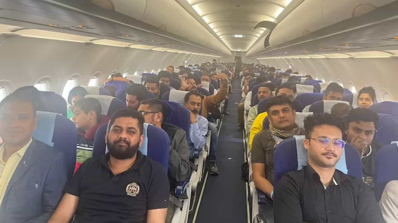 Flight Divert: যাওয়ার কথা ছিল গুয়াহাটি, পৌঁছে গেলেন ভিনদেশে! তাজ্জব যাত্রীরা Flight Divert: যাওয়ার কথা ছিল গুয়াহাটি, পৌঁছে গেলেন ভিনদেশে! তাজ্জব যাত্রীরা
