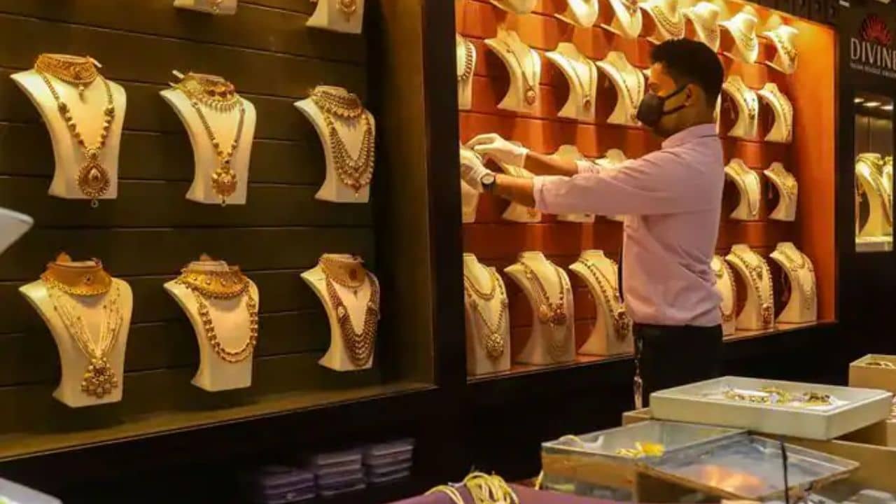 Gold Price Today: সপ্তাহের প্রথমদিনেই সস্তা পড়বে সোনা-রুপোর গহনা, দেরি করলে পস্তাবেন খুব