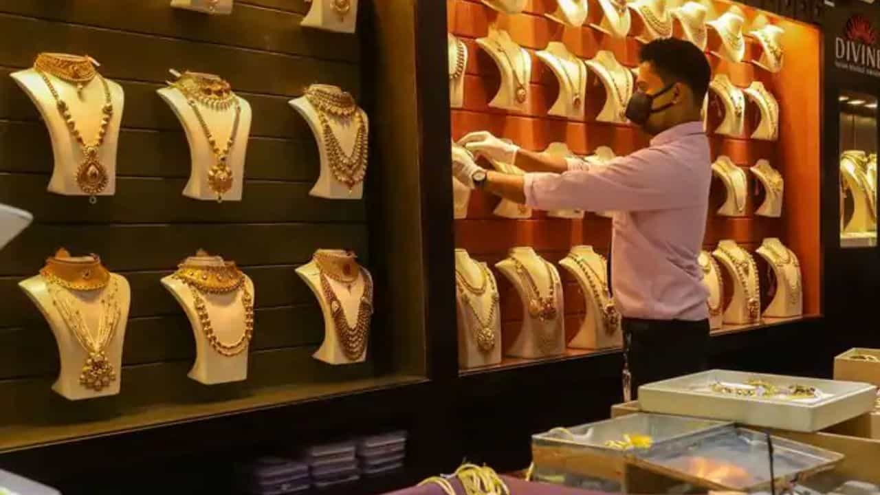 Gold Price Today: সপ্তাহের প্রথমদিনেই সস্তা পড়বে সোনা-রুপোর গহনা, দেরি করলে পস্তাবেন খুব Gold Price Today: সপ্তাহের প্রথমদিনেই সস্তা পড়বে সোনা-রুপোর গহনা, দেরি করলে পস্তাবেন খুব