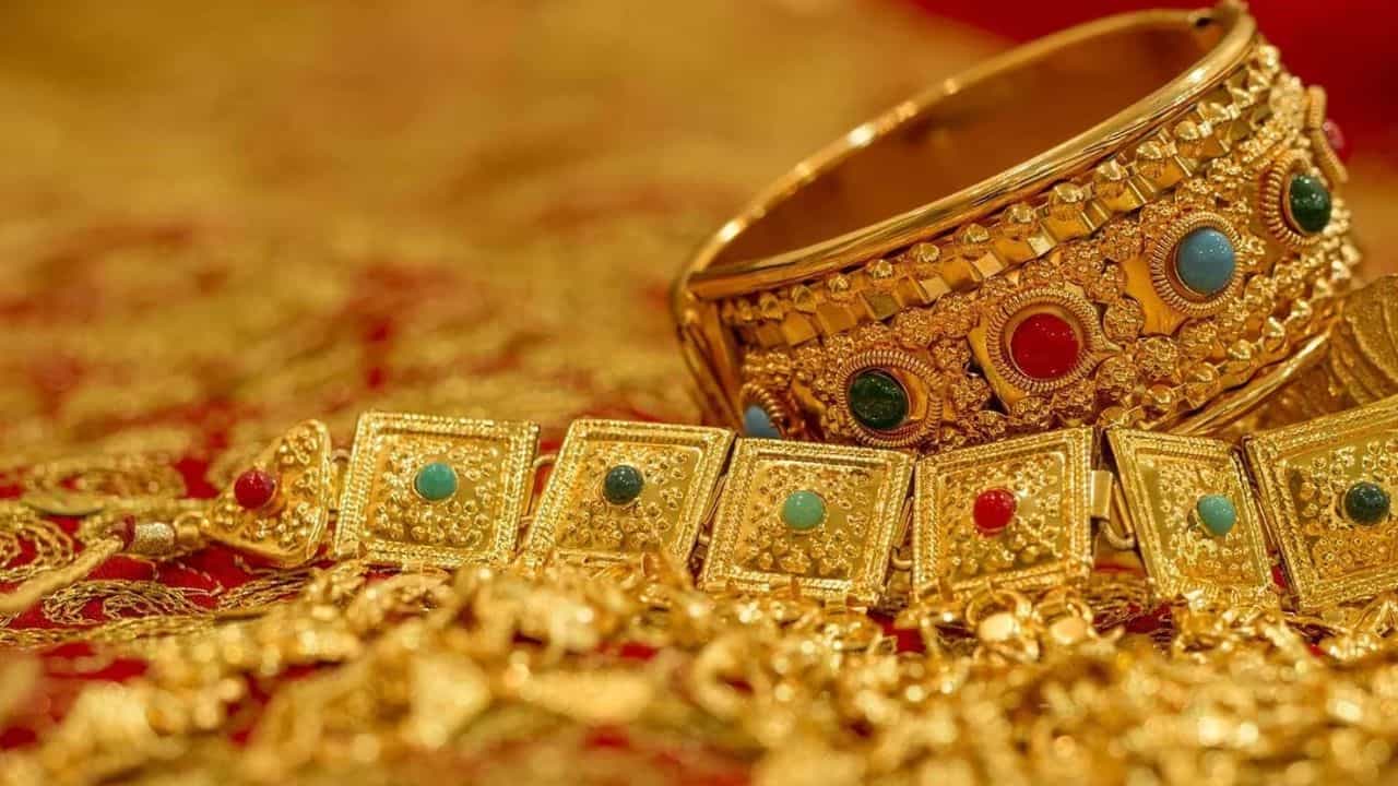 Gold Price Today: লক্ষ্মীবারে সুখবর, প্রায় ৩ হাজার টাকা সস্তা হল সোনা, দাম বাড়ার আগেই কিনে ফেলুন Gold Price Today: লক্ষ্মীবারে সুখবর, প্রায় ৩ হাজার টাকা সস্তা হল সোনা, দাম বাড়ার আগেই কিনে ফেলুন