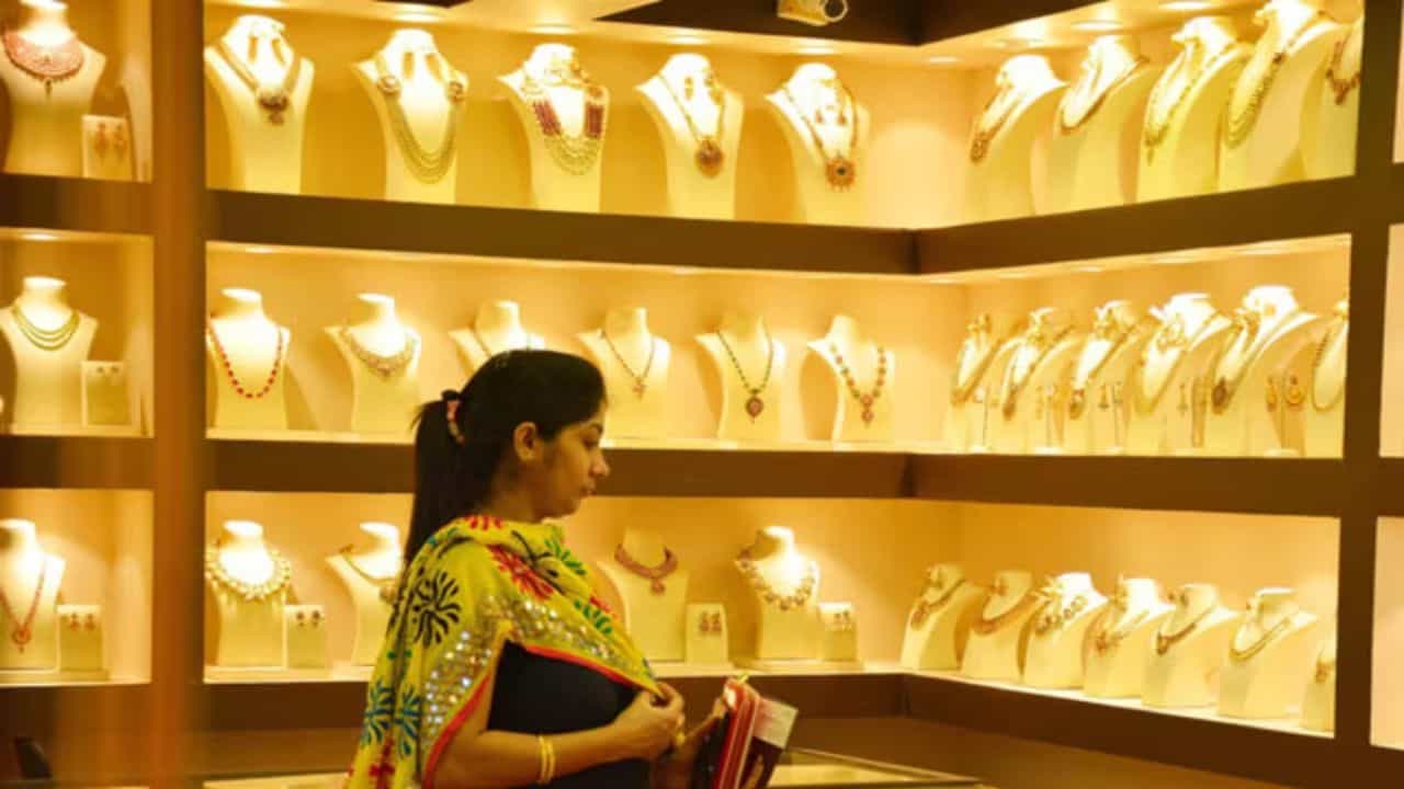 Gold Price Today: বিয়ের মরশুমে চড়চড়িয়ে বাড়ছে সোনার দাম, পকেট ভারী থাকলে তবেই দোকানে যান...