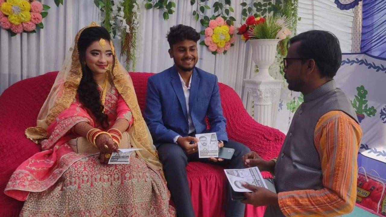 Hero Alom: বিয়েবাড়িতেও ভোটের প্রচার হিরো আলমের, বর-বউকে উপহার ইস্তেহার