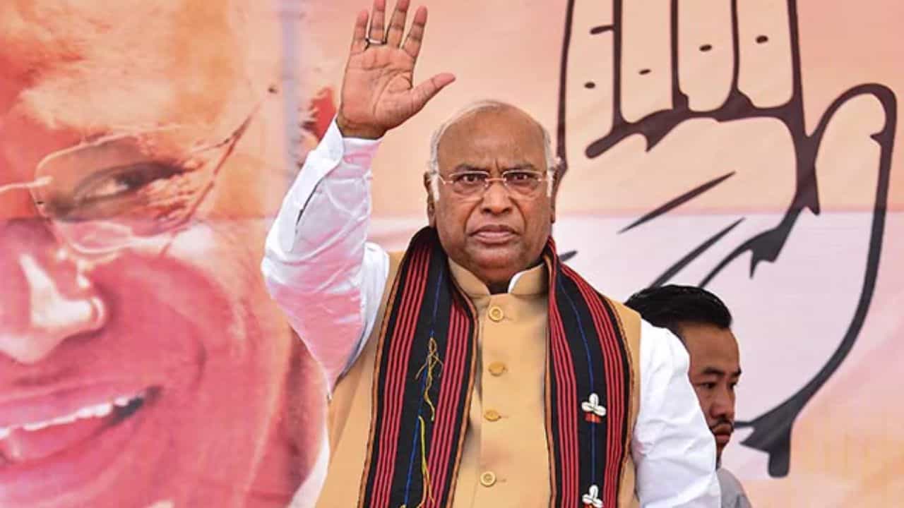 INDIA Alliance: নারাজ নীতীশ, ইন্ডিয়া জোটের নেতৃত্ব দেবেন মল্লিকার্জুন খাড়্গে INDIA Alliance: নারাজ নীতীশ, ইন্ডিয়া জোটের নেতৃত্ব দেবেন মল্লিকার্জুন খাড়্গে