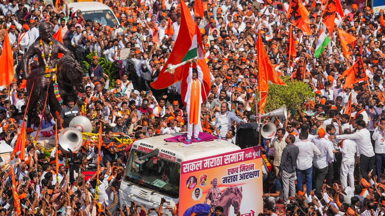 Maratha Quota Protest: মারাঠা সংরক্ষণের দাবিতে মান্যতা, মুখ্যমন্ত্রীর হাতে জ্যুস পান করে আন্দোলনে ইতি টানলেন জারাঙ্গে পাটিল