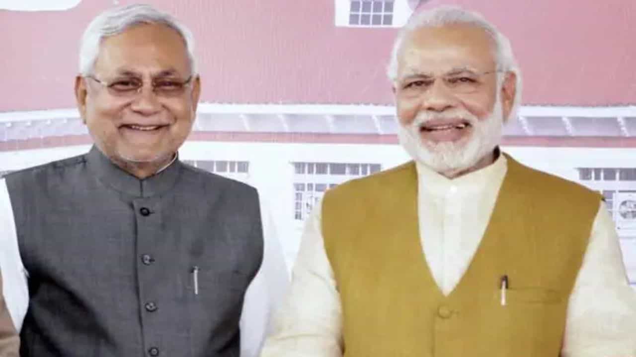 Nitish Kumar: পঞ্চমবার ডিগবাজি খেতে রেডি নীতীশ, মোদীর হাত ধরেই ফিরবেন NDA-তে? Nitish Kumar: পঞ্চমবার ডিগবাজি খেতে রেডি নীতীশ, মোদীর হাত ধরেই ফিরবেন NDA-তে?