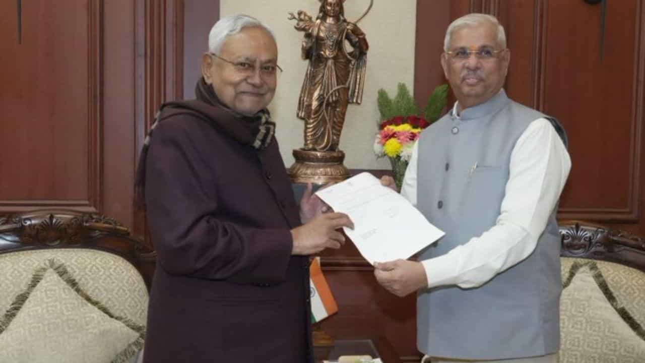 Nitish Kumar: 'এতদিন চুপ ছিলাম আমি', ইস্তফা দিয়েই বোমা ফাটালেন নীতীশ Nitish Kumar: 'এতদিন চুপ ছিলাম আমি', ইস্তফা দিয়েই বোমা ফাটালেন নীতীশ