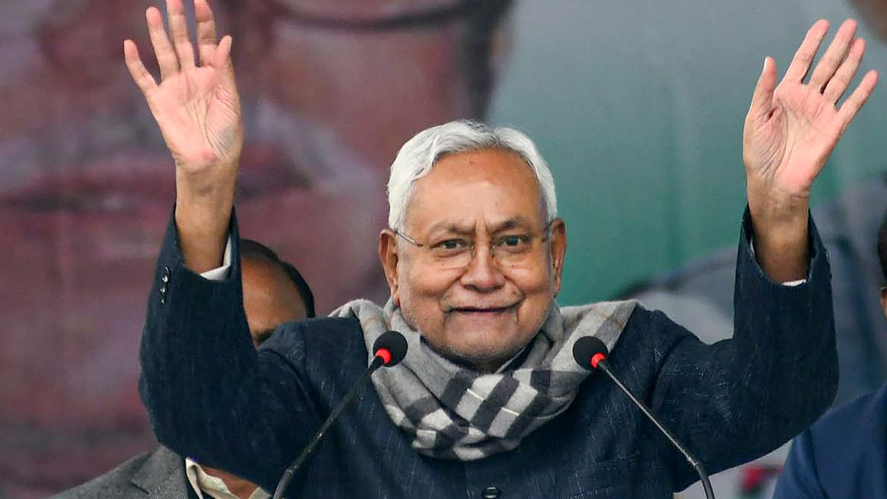 Nitish Kumar: বিজেপির কাছে 'সোনার ডিম' নীতীশ, জোট বদলে কার বেশি লাভ?