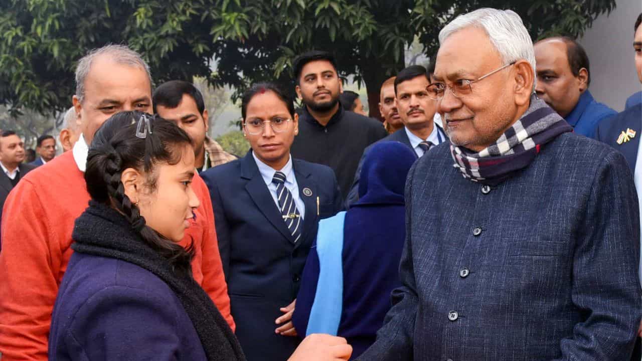 Nitish Kumar: নবমবার মুখ্যমন্ত্রী হবেন নীতীশ, আর উপমুখ্যমন্ত্রী? নতুন জোটেও পাকল জট Nitish Kumar: নবমবার মুখ্যমন্ত্রী হবেন নীতীশ, আর উপমুখ্যমন্ত্রী? নতুন জোটেও পাকল জট