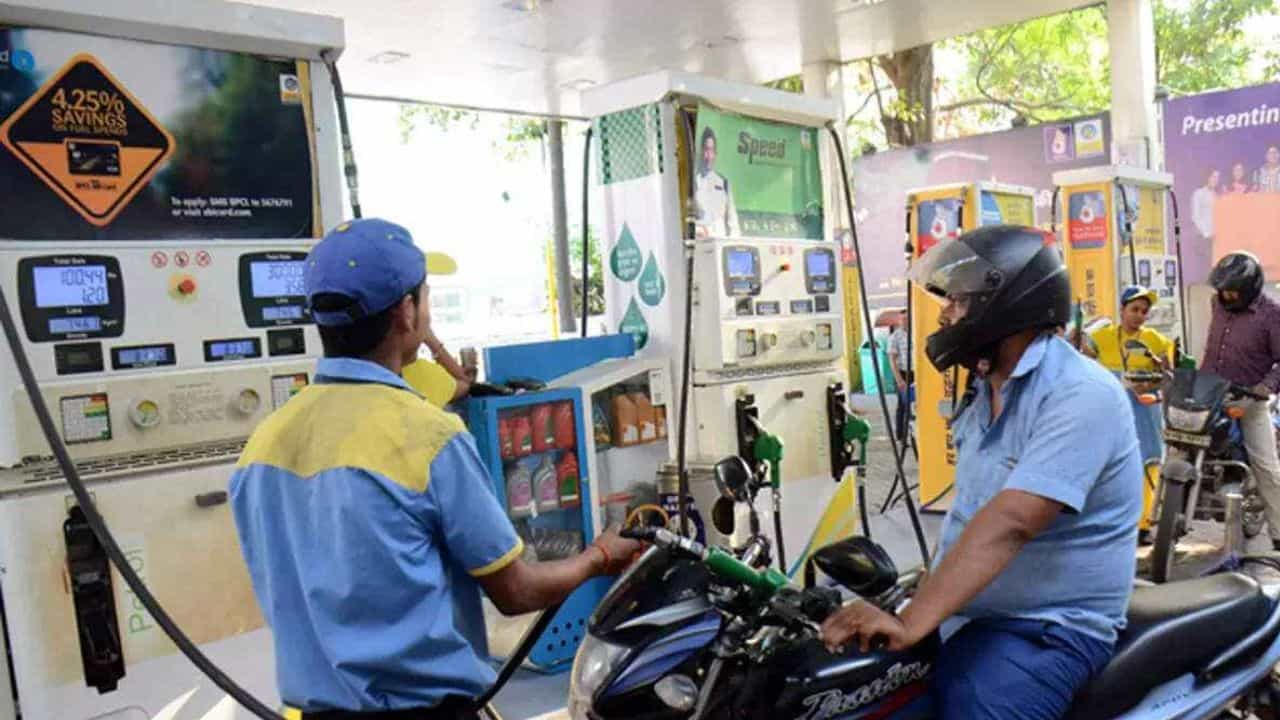 Petrol-Diesel Price Cut: বড় খবর, লোকসভা নির্বাচনের আগেই কমতে পারে পেট্রোল-ডিজেলের দাম Petrol-Diesel Price Cut: বড় খবর, লোকসভা নির্বাচনের আগেই কমতে পারে পেট্রোল-ডিজেলের দাম