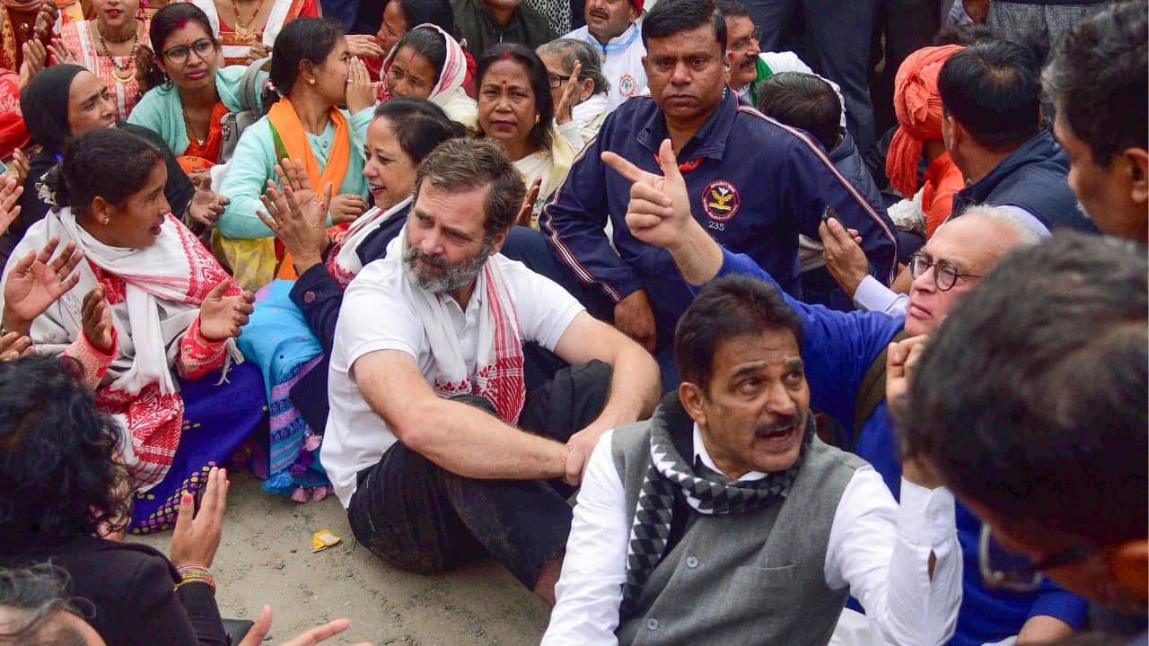 Rahul Gandhi: আমার কী দোষ? মন্দিরে ঢুকতে পারলেন না রাহুল গান্ধী, বসলেন অবস্থান বিক্ষোভে