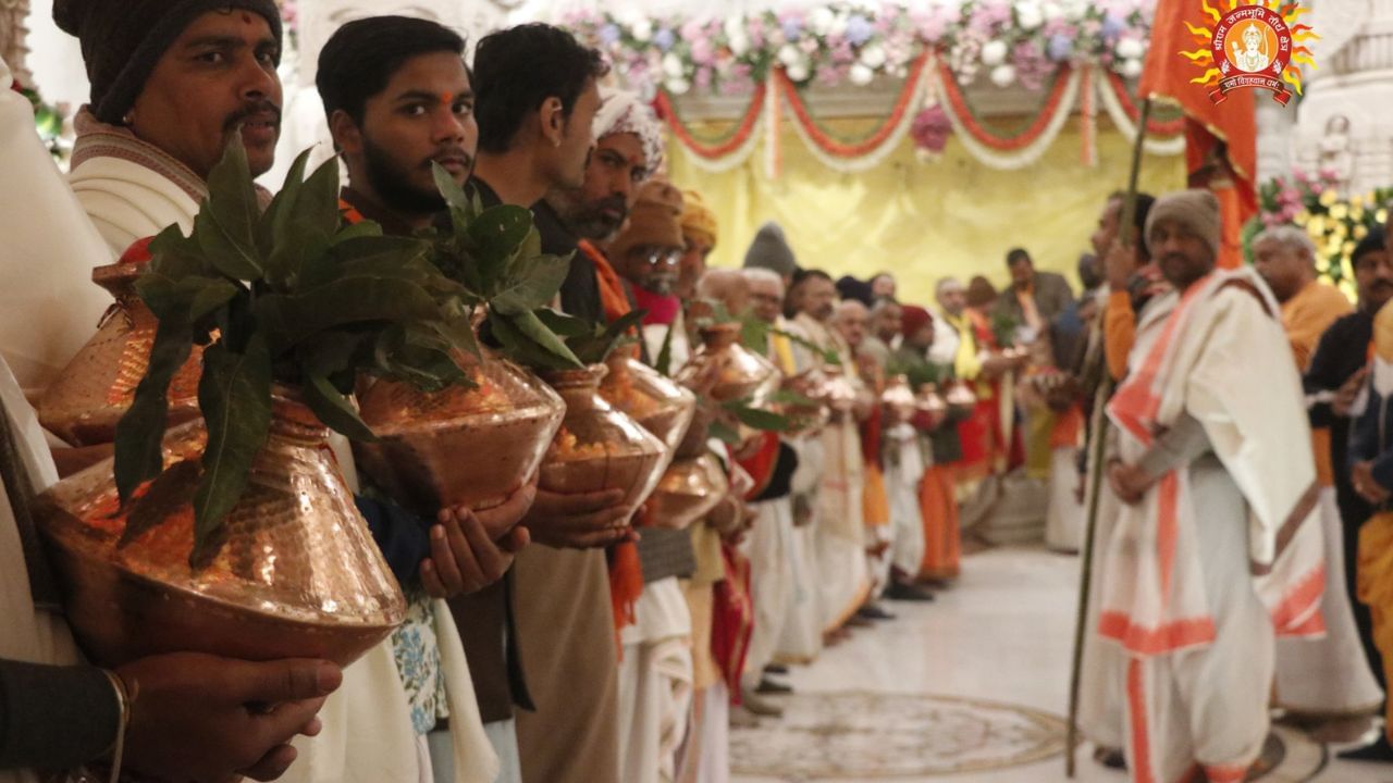 কলসের জল দিয়ে শোধন করা হয়েছে মূর্তি ও মন্দির চত্বর।