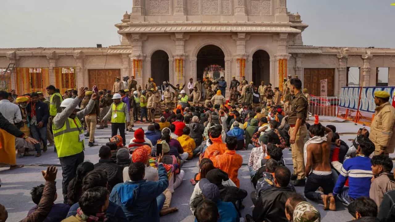 Ayodhya Ram Mandir: ভোর ৬টাতেই কয়েক কিমি লাইন, রামলালার দর্শনে বিশৃঙ্খলা এড়াতে বড় সিদ্ধান্ত সরকারের Ayodhya Ram Mandir: ভোর ৬টাতেই কয়েক কিমি লাইন, রামলালার দর্শনে বিশৃঙ্খলা এড়াতে বড় সিদ্ধান্ত সরকারের