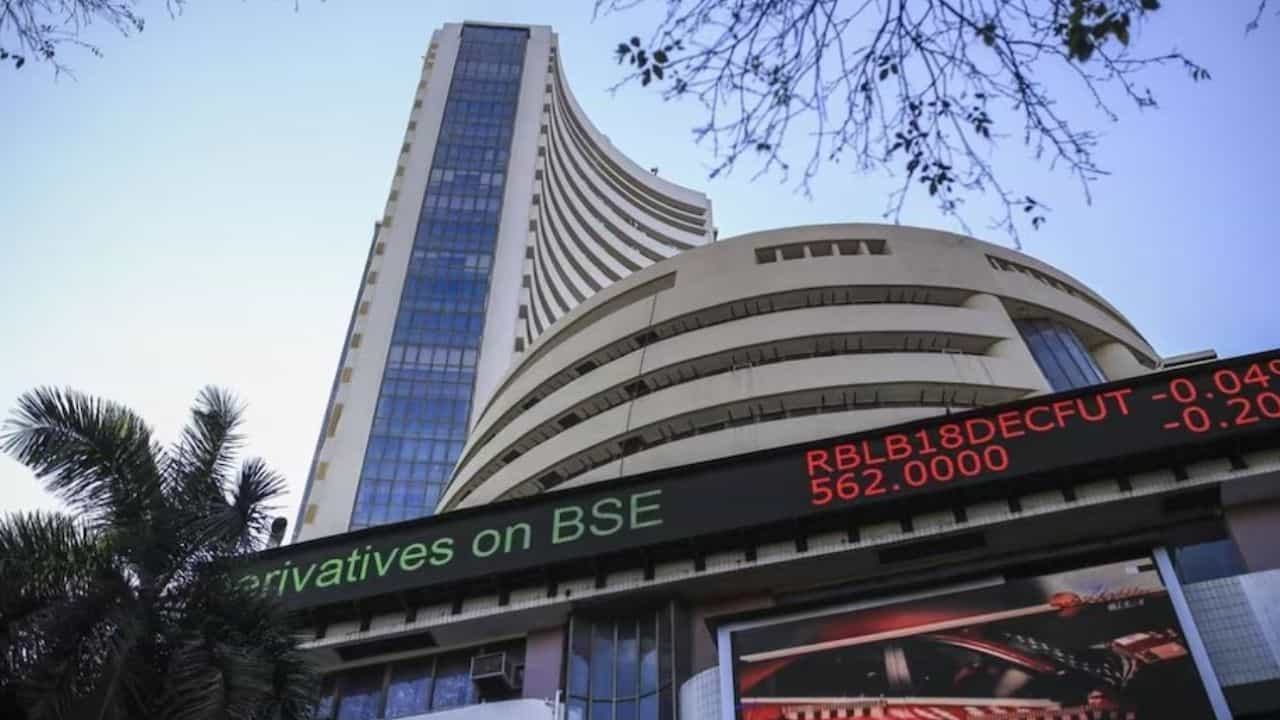 Share Market: শেয়ার বাজার আবার জাগবে কবে? কী বলছেন বাজার বিশেষজ্ঞরা? Share Market: শেয়ার বাজার আবার জাগবে কবে? কী বলছেন বাজার বিশেষজ্ঞরা?