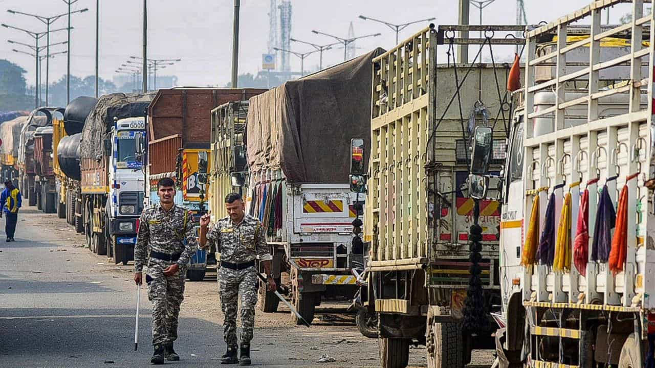 Truck Drivers Protest: এবার কাজে ফেরার পালা, কেন্দ্রের আশ্বাসে বিক্ষোভ তুলে নিল ট্রাকচালকরা Truck Drivers Protest: এবার কাজে ফেরার পালা, কেন্দ্রের আশ্বাসে বিক্ষোভ তুলে নিল ট্রাকচালকরা