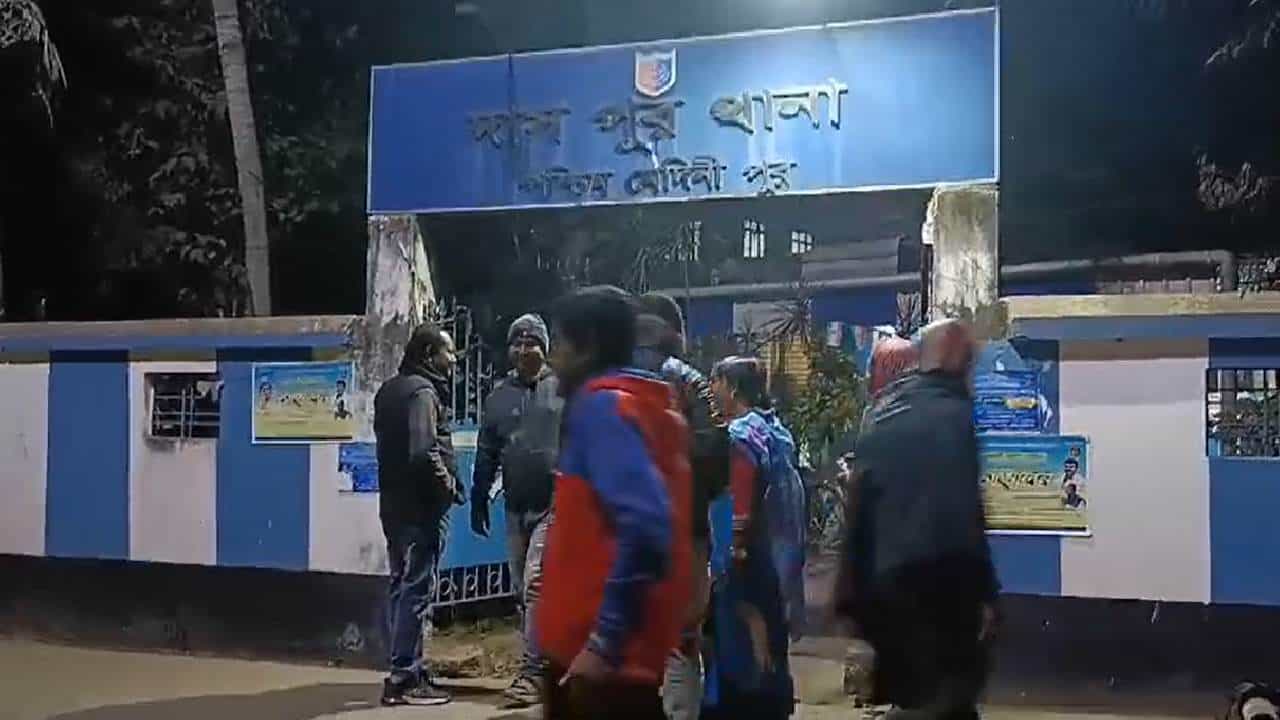 Daspur: বাড়ির বউরা 'টার্গেট', ঘরে ঘরে ঘুরে যা করে এসেছেন যুবক... Daspur: বাড়ির বউরা 'টার্গেট', ঘরে ঘরে ঘুরে যা করে এসেছেন যুবক...