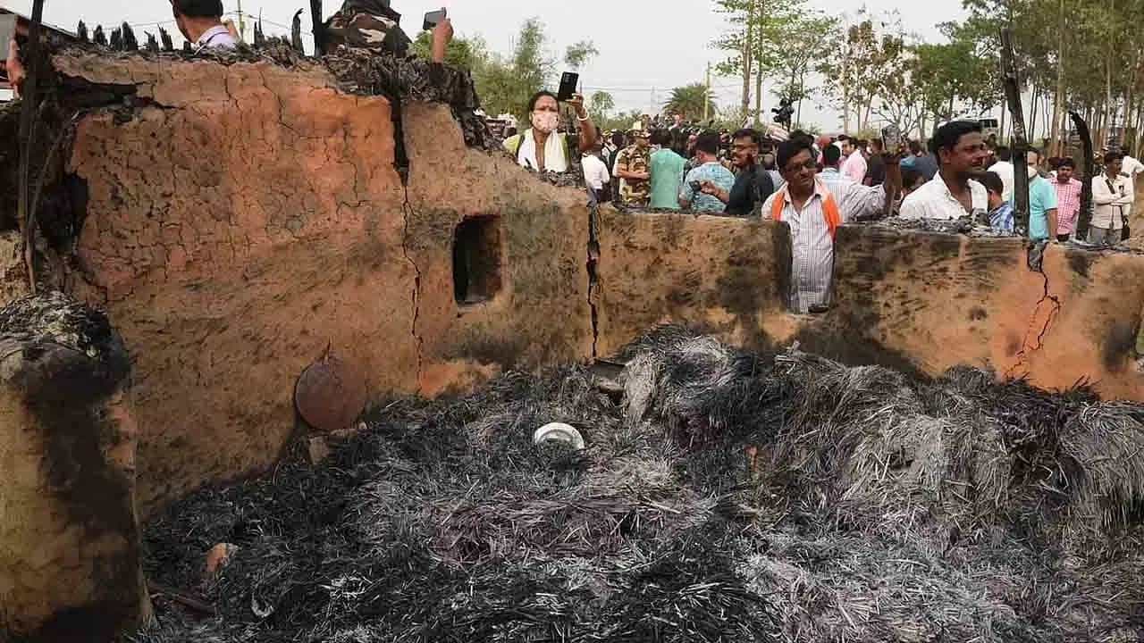 Bagtui Case: বগটুইকাণ্ডে এবার ৩ জনের নামে হুলিয়া জারি সিবিআইয়ের Bagtui Case: বগটুইকাণ্ডে এবার ৩ জনের নামে হুলিয়া জারি সিবিআইয়ের