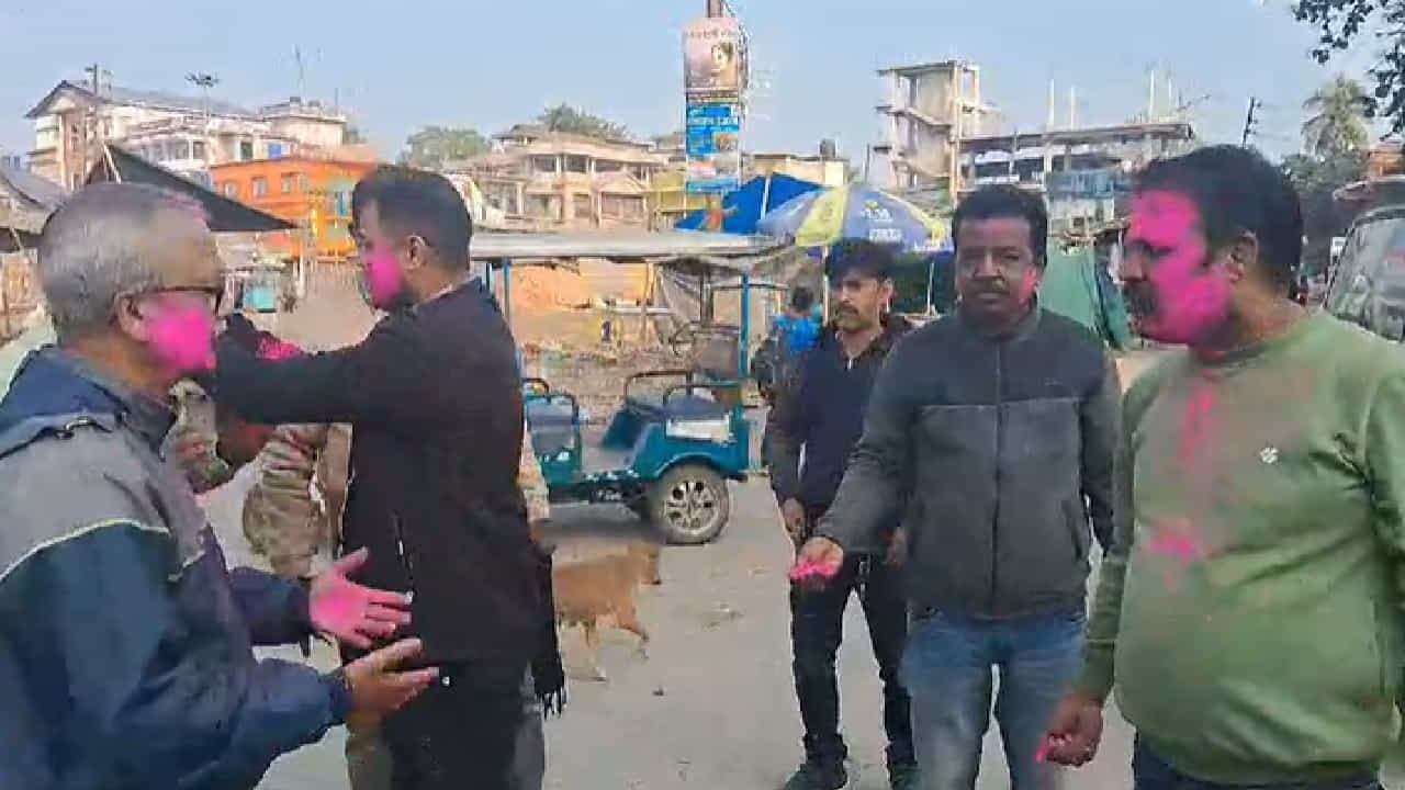 Dhupguri: 'আজ থেকে ধূপগুড়ি মহকুমা'; মমতার ঘোষণা, আবিরে মাতলেন এলাকার মানুষ Dhupguri: 'আজ থেকে ধূপগুড়ি মহকুমা'; মমতার ঘোষণা, আবিরে মাতলেন এলাকার মানুষ