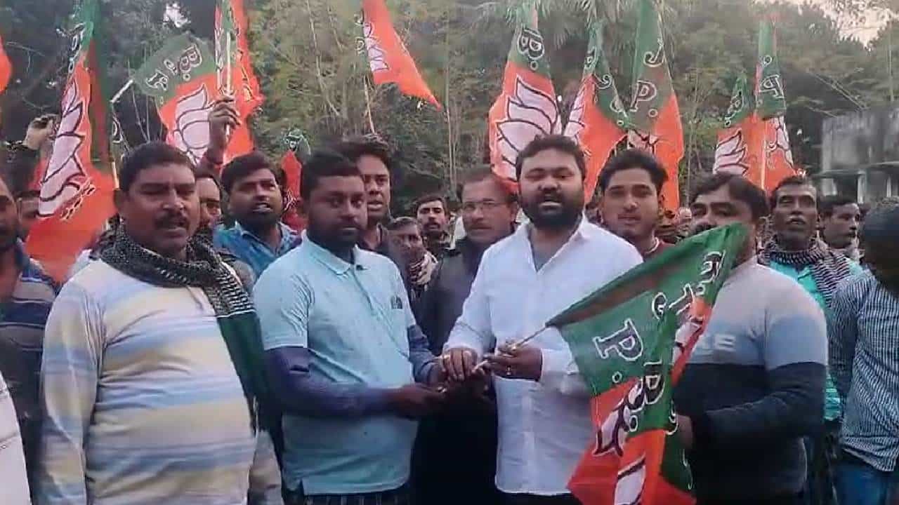 Congress: রাহুল গান্ধী আসার আগে অধীর-গড়ে কংগ্রেসে ভাঙন, দল ছেড়ে বিজেপিতে যোগ Congress: রাহুল গান্ধী আসার আগে অধীর-গড়ে কংগ্রেসে ভাঙন, দল ছেড়ে বিজেপিতে যোগ