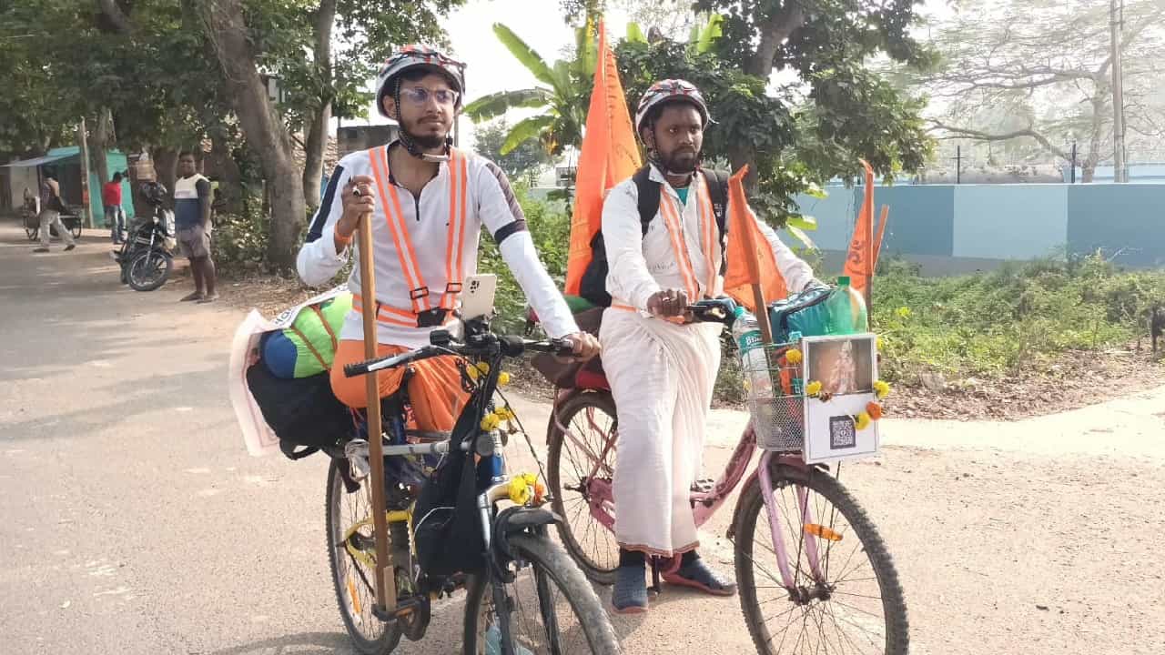 Ram Mandir Ayodhya: ৭ মাস আগে ক্যানসার কেড়েছে পা, এক পায়েই সাইকেল চালিয়ে রাম মন্দিরে যাচ্ছেন যুবক Ram Mandir Ayodhya: ৭ মাস আগে ক্যানসার কেড়েছে পা, এক পায়েই সাইকেল চালিয়ে রাম মন্দিরে যাচ্ছেন যুবক