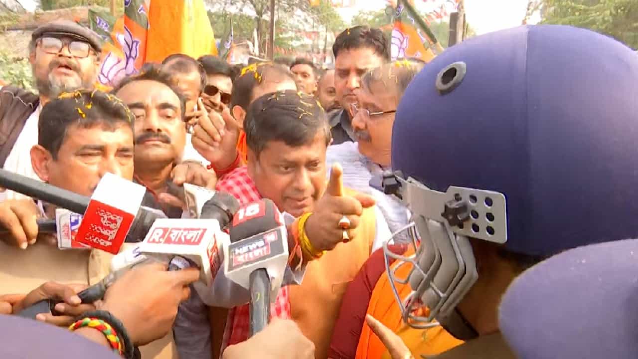 BJP Sandeshkhali: বিজেপির সন্দেশখালি-অভিযানে ধুন্ধুমার, অবস্থানে বসে পড়লেন সুকান্ত BJP Sandeshkhali: বিজেপির সন্দেশখালি-অভিযানে ধুন্ধুমার, অবস্থানে বসে পড়লেন সুকান্ত