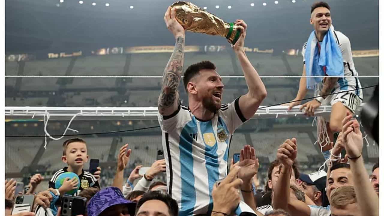 Lionel Messi: হালান্ডের সঙ্গে টাইব্রেকার! ফের বর্ষসেরা লিওনেল মেসি Lionel Messi: হালান্ডের সঙ্গে টাইব্রেকার! ফের বর্ষসেরা লিওনেল মেসি