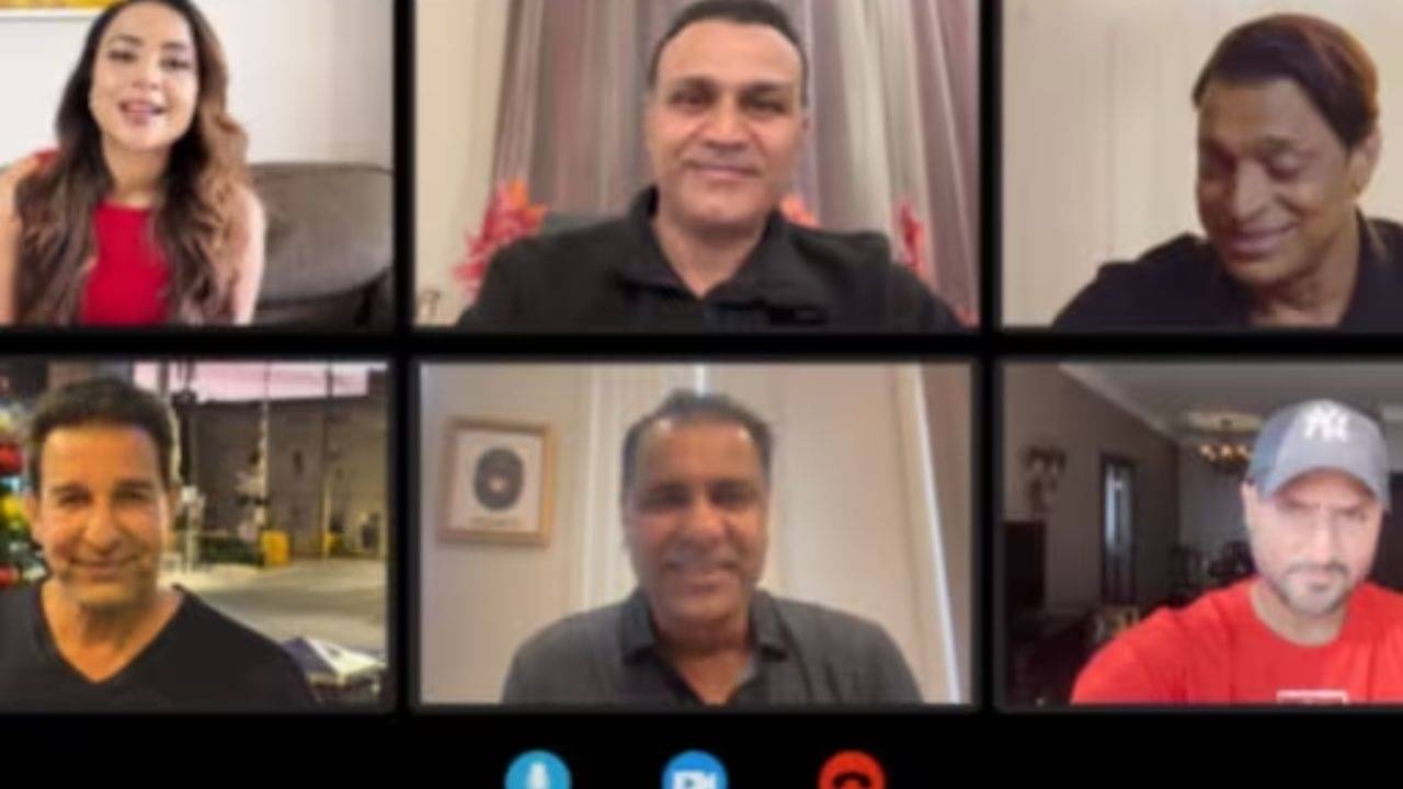 Virender Sehwag: পাকিস্তানের কিংবদন্তি পেসত্রয়ীকে বীরুর বার্তা, আমি একাই যথেষ্ঠ