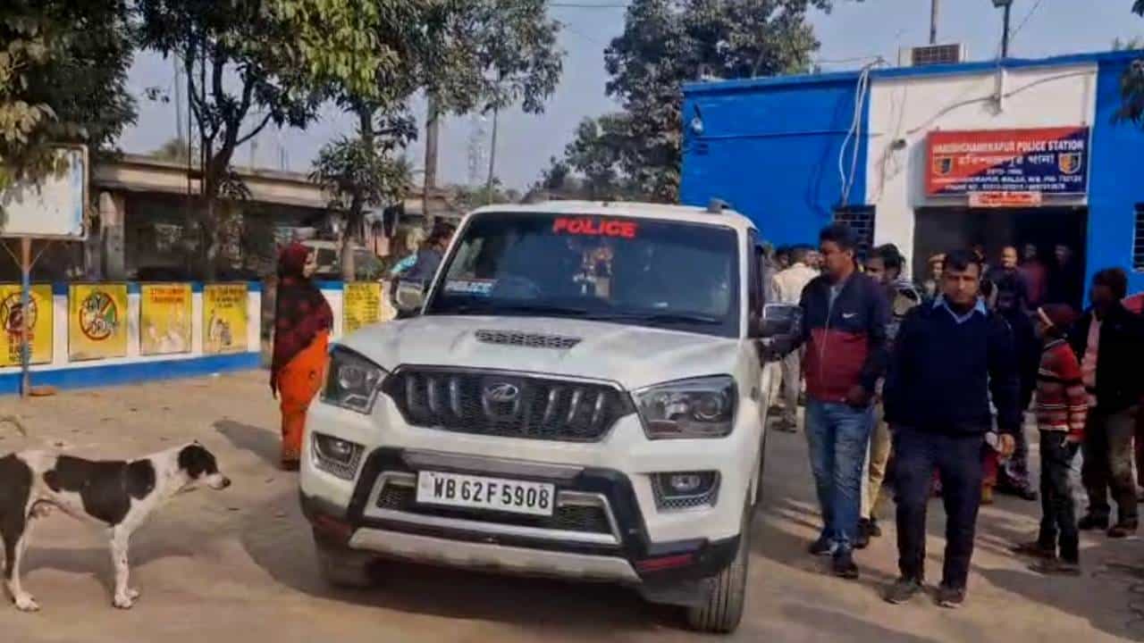 Malda: সুস্থ মানুষকে খোঁড়া-বোবা-কালা বানিয়ে প্রতারণা চক্র, জালে তৃণমূল নেতা-সহ ৩ Malda: সুস্থ মানুষকে খোঁড়া-বোবা-কালা বানিয়ে প্রতারণা চক্র, জালে তৃণমূল নেতা-সহ ৩
