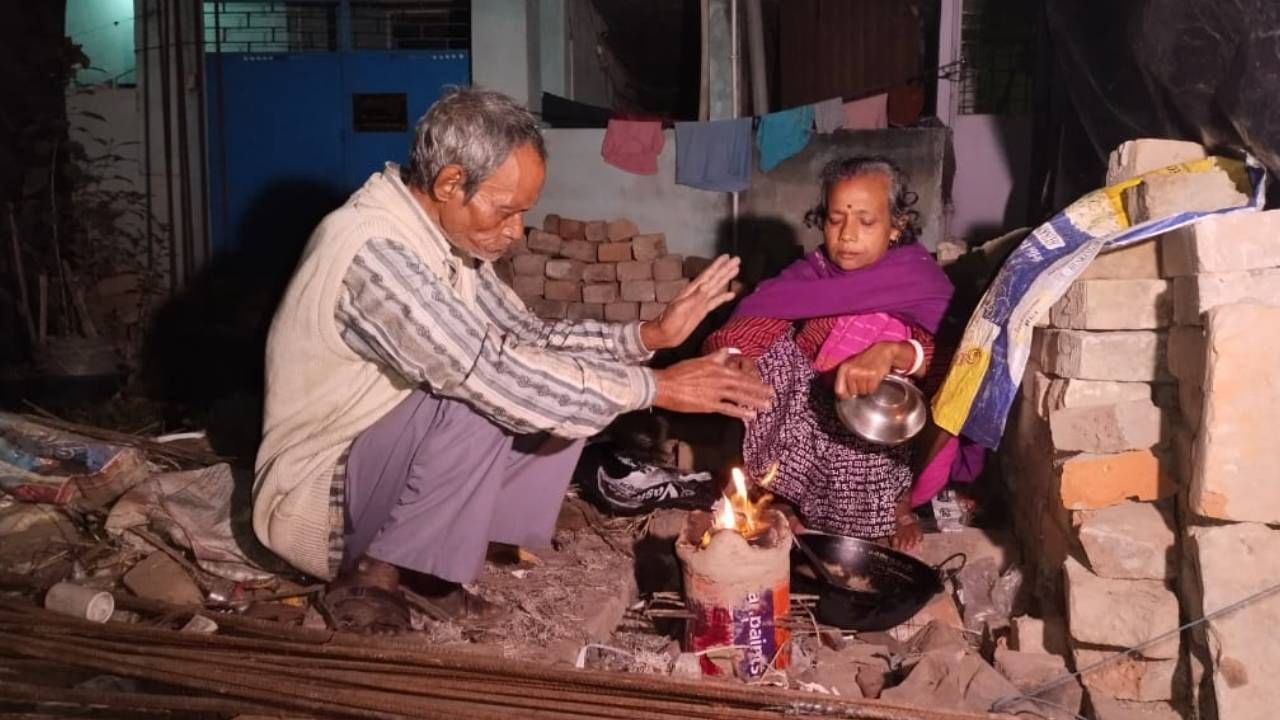 Malda: আবাস আশায় ভেঙেছে ঘর, দু'কূল হারিয়ে হাড় কাঁপানো ঠান্ডায় দাদা ও স্বামীর সঙ্গে পথে বৃদ্ধা