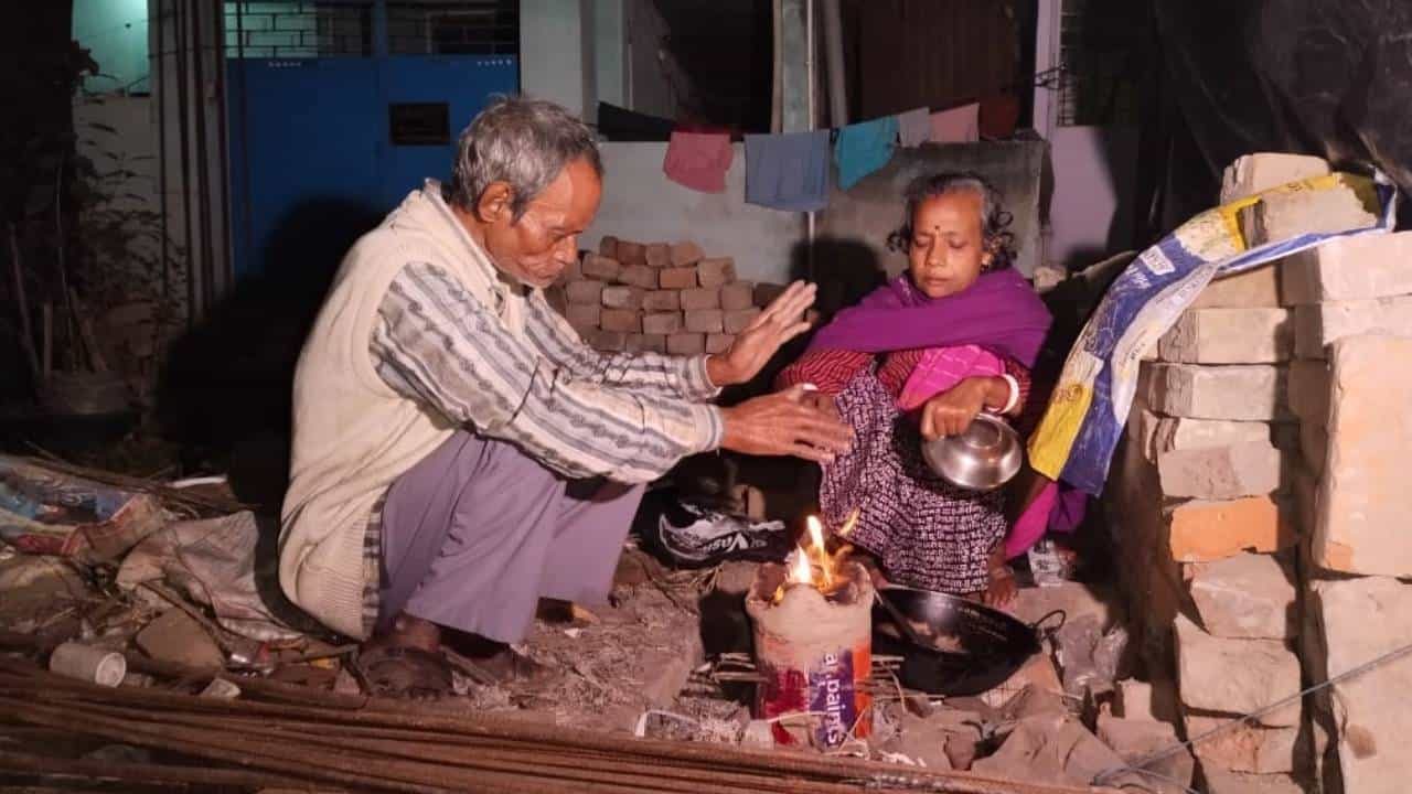 Malda: আবাস আশায় ভেঙেছে ঘর, দু'কূল হারিয়ে হাড় কাঁপানো ঠান্ডায় দাদা ও স্বামীর সঙ্গে পথে বৃদ্ধা Malda: আবাস আশায় ভেঙেছে ঘর, দু'কূল হারিয়ে হাড় কাঁপানো ঠান্ডায় দাদা ও স্বামীর সঙ্গে পথে বৃদ্ধা