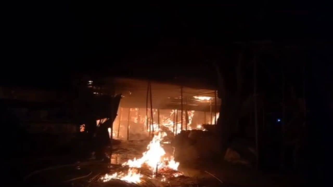Maldah Fire: প্রচণ্ড ঠান্ডায় আগুন পোহাতে গিয়েই বিপত্তি, দাউ দাউ করে জ্বলে ওঠে কারখানা, ভিতরে তখন শ্রমিকরা...