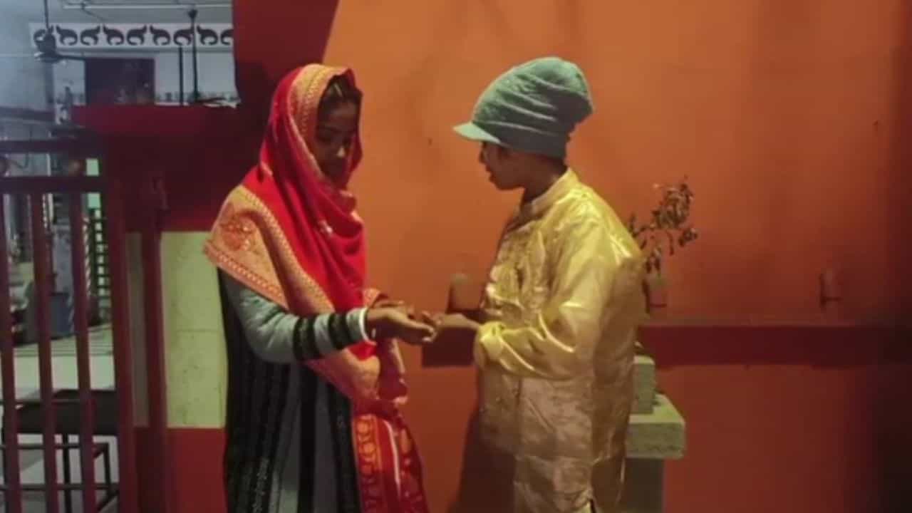 Same Sex Marriage:শরীর নগন্য, ভালবাসাই শেষ কথা, কালীবাড়িতে সিঁদুর পরিয়ে বিয়ে করলেন দুই তরুণী Same Sex Marriage:শরীর নগন্য, ভালবাসাই শেষ কথা, কালীবাড়িতে সিঁদুর পরিয়ে বিয়ে করলেন দুই তরুণী