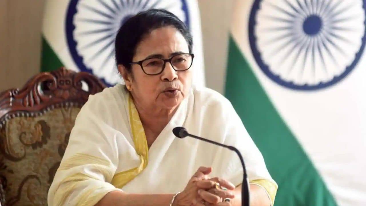 CM Mamata Banerjee: বাড়িতে প্রচুর জয়নগরের মোয়া এলেও খান না মমতা, নিজেই জানালেন কারণ