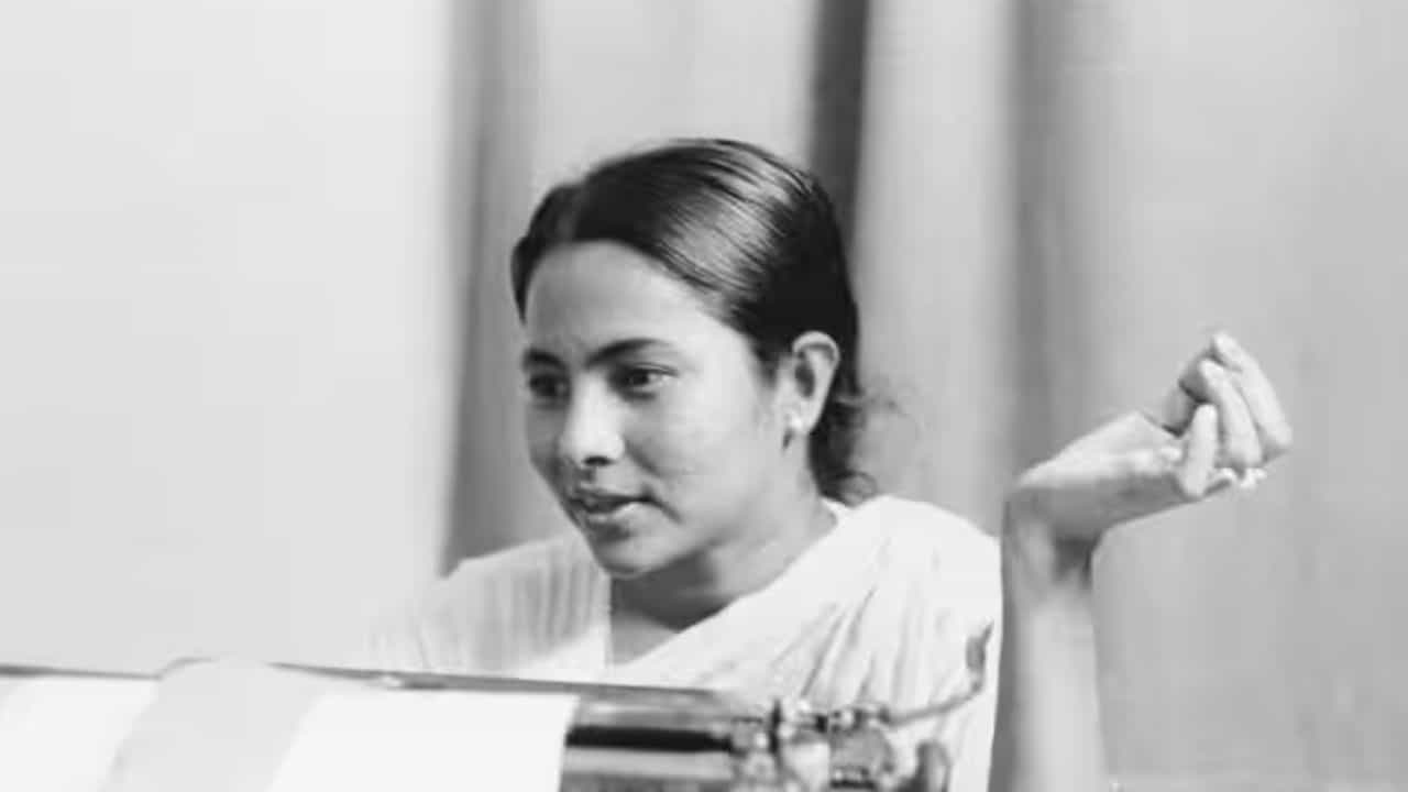 Mamata Banerjee's Childhood: বাবা মারা গিয়েছে, কলেজে পড়তে গিয়ে গলার হার বিক্রি করলাম: মমতা Mamata Banerjee's Childhood: বাবা মারা গিয়েছে, কলেজে পড়তে গিয়ে গলার হার বিক্রি করলাম: মমতা