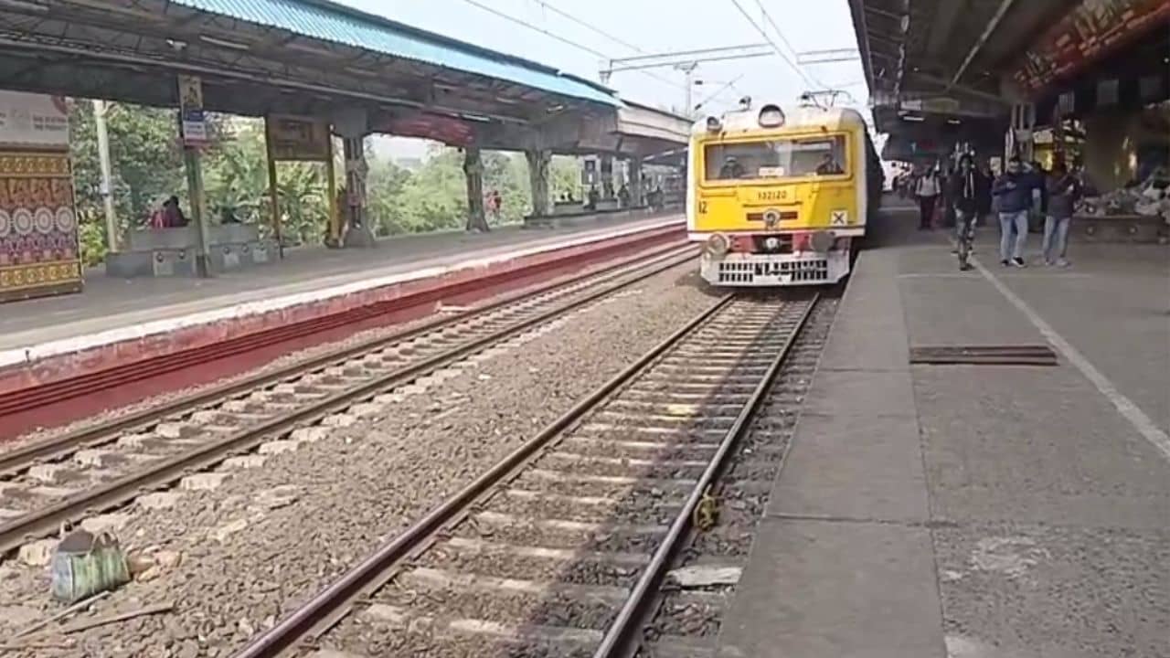 Mankundu: লাইনে ফাটল,হাওড়া-ব্যান্ডেল শাখায় দেরীতে চলল ট্রেন, ভোগান্তি কি সারাদিনের?